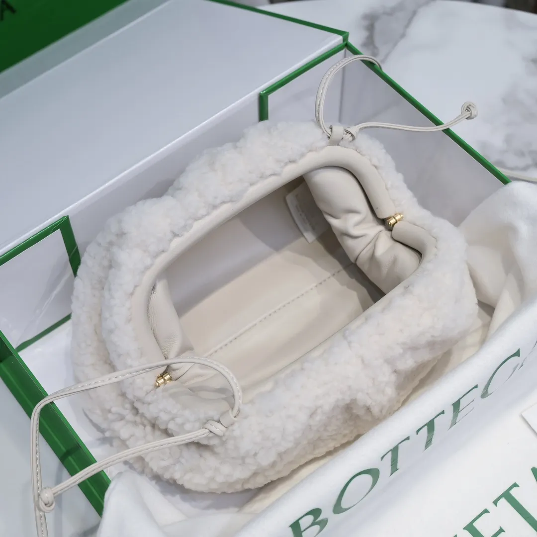 The small white 🐱 BV pouch cloud bag is a fluffy style. It’s here, it’s here, it’s here with the fluff. You’ll know how cute it is when you see the real thing! The soft and fluffy feel is really great. Rua, this year’s furry style, I stand on bv! ! Whether it is a jodie cloud bag or a tote, not all curly teddy fur can be used to make goods. The curl size of the fur directly affects the similarity of the entire bag. Material: full fur and lambskin ➕ lambskin lining is much more expensive than full leather! Again, if you don’t want to develop ZP, of course you have to be willing to spend money ~ 22*13*5,